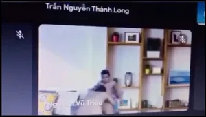 Học online quên không tắt camera lộ cảnh em ghệ đang mút mút
