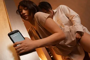 Cô vợ đi họp lớp rồi xoạc với nyc mặc cho chồng yêu ở nhà chờ