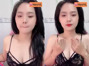 Gấu răng khểnh khoe thằng nhỏ tròn trắng