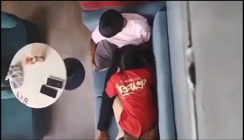 Quay lén nhân tình liếm bú cho em gái nơi công cộng