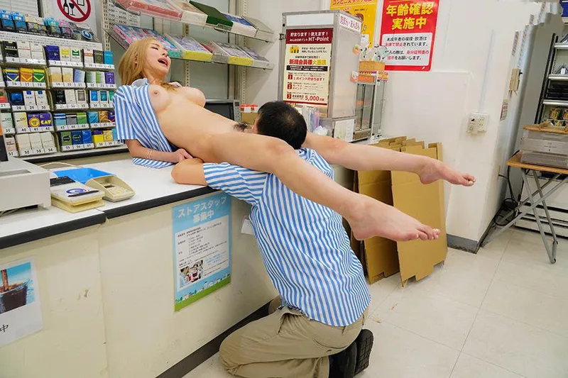 Anh quản lý tống tình em gái nhỏ ngổ ngáo của chủ cửa hàng tiện lợi